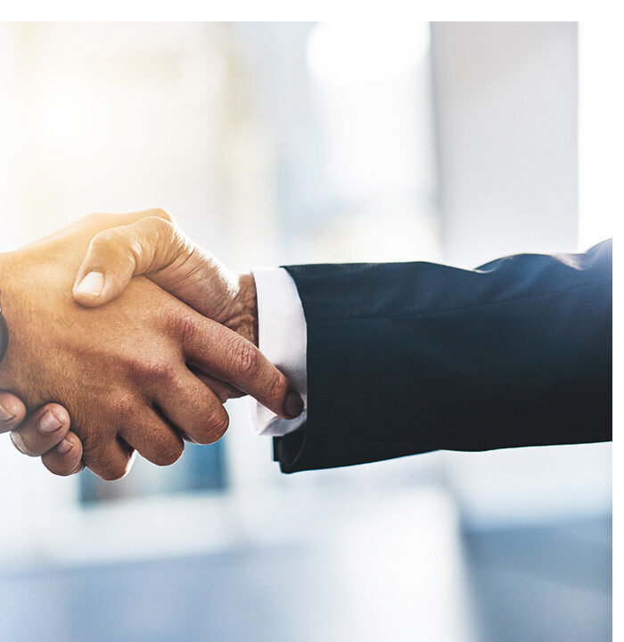 Aperto de mãos representando parceria de negócios da GV Multi-Services